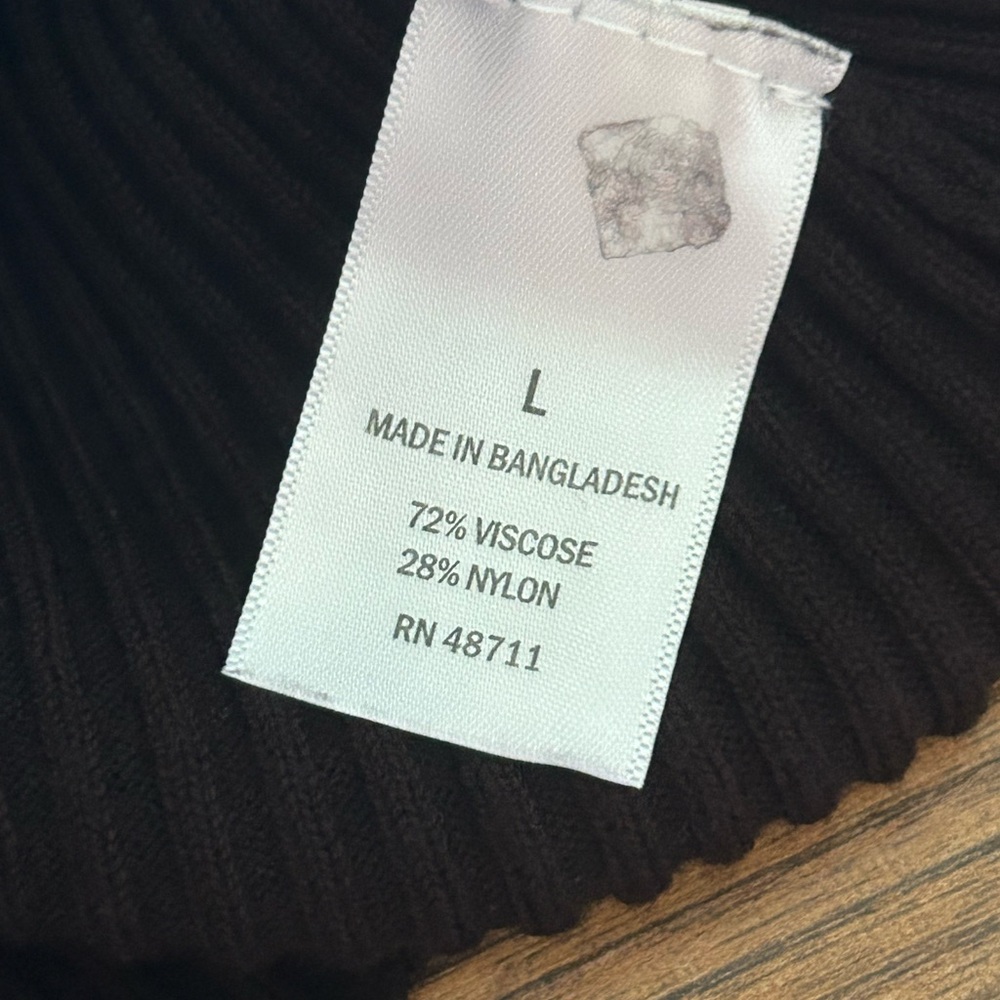 Elegant Black Ribbed Tank Top - Picture 3 of 3